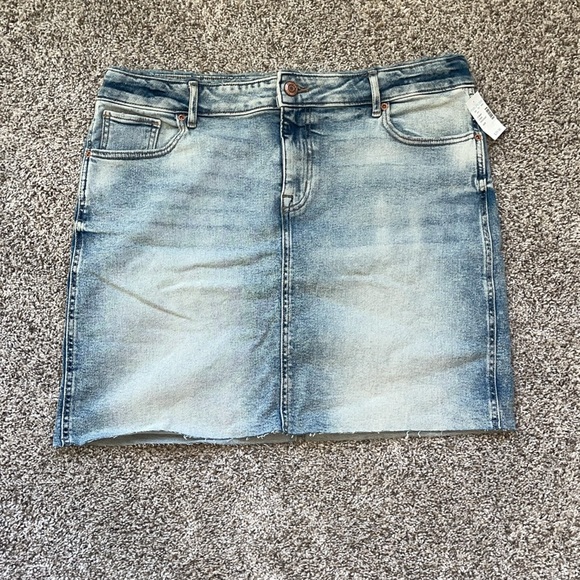 NWT Maurice’s Vintage High Rise Light Wash Frayed Hem Denim Skirt 14 - Picture 2 of 8